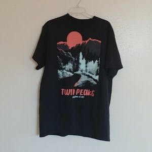 Twin Peaks black Graphic tee size large